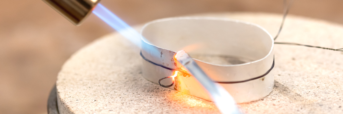 Anti-clastic soldering of a silver jewellery piece