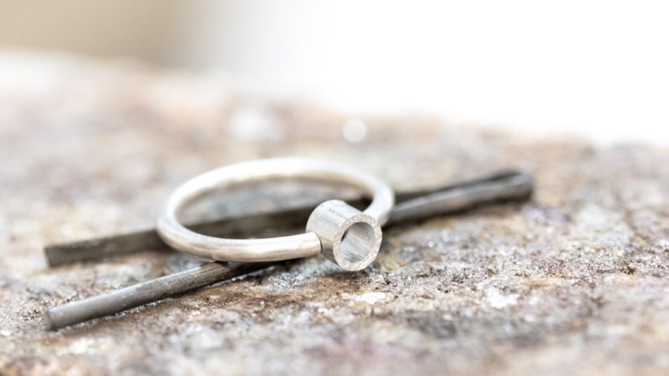 Round section ring with tube setting