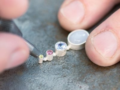 Setting small gemstones